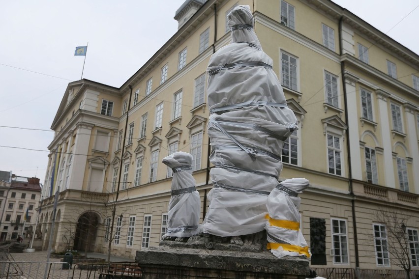 Z dramatycznym apelem o  pomoc w ratowaniu zabytków i dzieł...