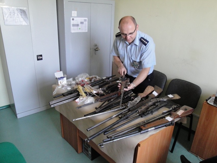72-latek z Masłowic nielegalnie wyrabiał broń. Policjanci odkryli kilkanaście sztuk
