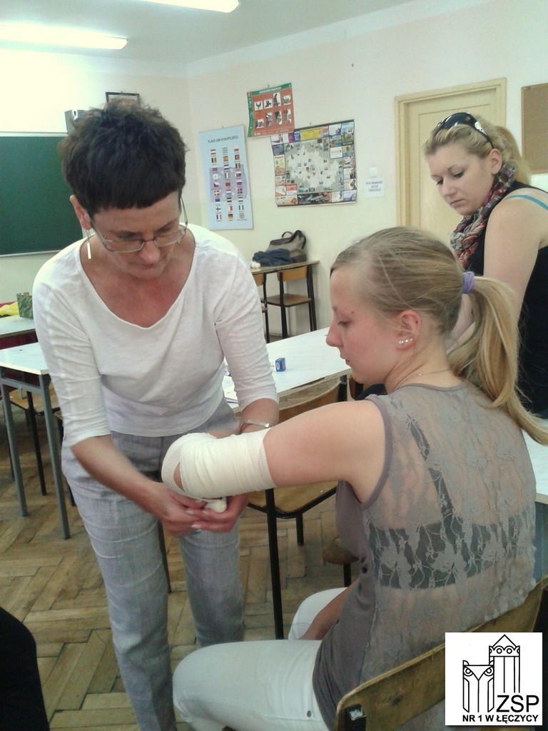 Ratownicy ze Szkolnego Koła PCK w ZSP nr 1 w Łęczycy uczyli się opatrywania ran
