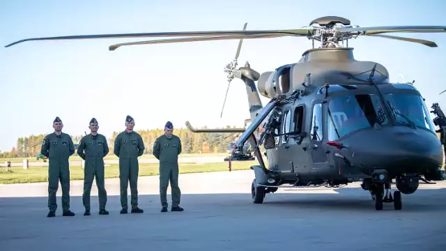 30 października br. w Nowym Glinniku, szef MON Mariusz Błaszczak przekazał pierwsze egzemplarze  śmigłowców AW-149 żołnierzom 25 Brygady Kawalerii Powietrznej