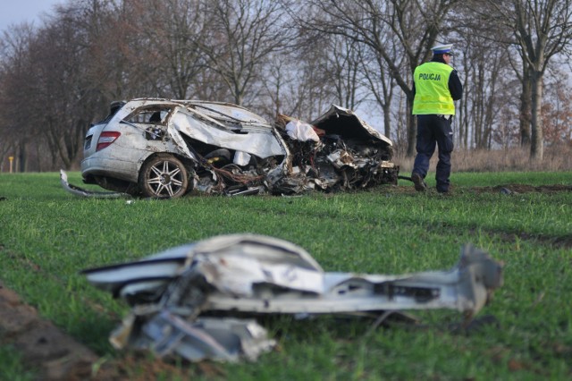 O ogromnym szczęściu może mówić 35-letni kierowca mercedesa, który w środę, 12 grudnia, wypadł z drogi między podgorzowskim Wawrowem, a Janczewem. Samochód został kompletnie rozbity.

Do wypadku doszło na prostym odcinku drogi. - Z niewyjaśnionych jeszcze przyczyn mercedes wypadł z drogi, uderzył w drzewo i zatrzymał się na polu - mówi podkom. Grzegorz Jaroszewicz z wydziału prasowego Komendy Wojewódzkiej Policji w Gorzowie Wlkp. Widok na miejscu jest makabryczny. Mercedes po uderzeniu w drzewo został kompletnie rozbity. Z samochodu poodrywały się części, jedne z drzwi leżały kilkanaście metrów od wraku auta.

Na miejsce przyjechała policja, straż pożarna i pogotowie. Patrząc na roztrzaskany wrak samochodu aż trudno uwierzyć, że kierowca po wypadku był przytomny. - Uskarżał się na ból, został zabrany do szpitala. Na razie nie są znane obrażenia jakich doznał. W szpitalu zostanie też zbadana trzeźwość kierowcy - mówi G. Jaroszewicz. 

Po wypadku na miejscu zdarzenia były niewielkie utrudnienia w ruchu. Przejazd drogą wojewódzką nr 158 odbywał się wahadłowo.

 

Zobacz też wideo: Policja zatrzymała 32-latka podejrzanego o podpalenie samochodu w Kostrzynie nad Odrą. Czy to zakończy pożary aut w mieście?


