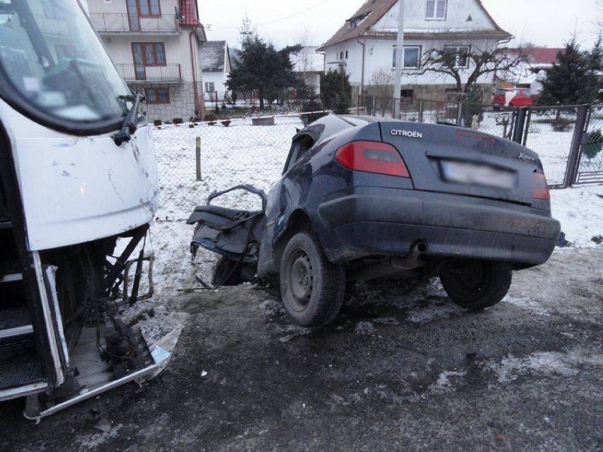 Wypadek w Łososinie Dolnej. Kobieta zmarła w szpitalu [FOTO]