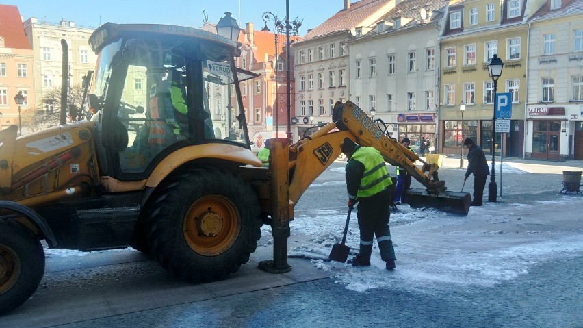 Usuwanie śniegu i lodu z rynku w Wałbrzychu