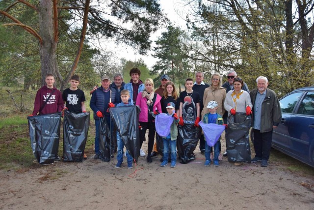 W sobotę, 23 kwietnia 2022 roku, z okazji Dnia Ziemi, kolejny raz zorganizowano akcję sprzątania świata. Mieszkańcy Leszna sprzątali żwirownię, czyli miejsce często uczęszczane przez mieszkańców.