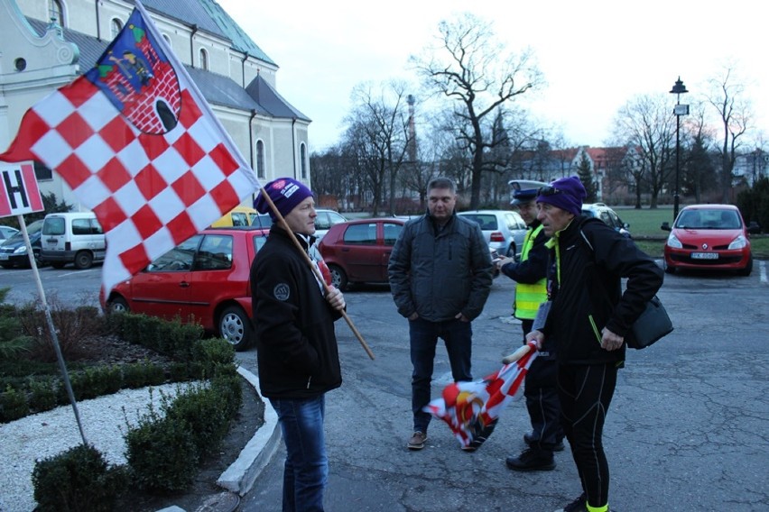 Wielkoorkiestrowa sztafeta cyklistów jedzie z Kalisza do Warszawy [FOTO]