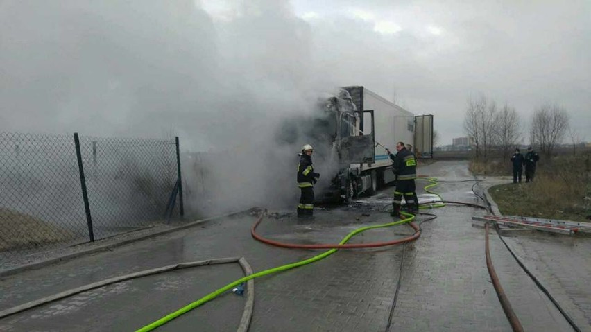 Pożar samochodu ciężarowego pod Warszawą. Co się stało?...