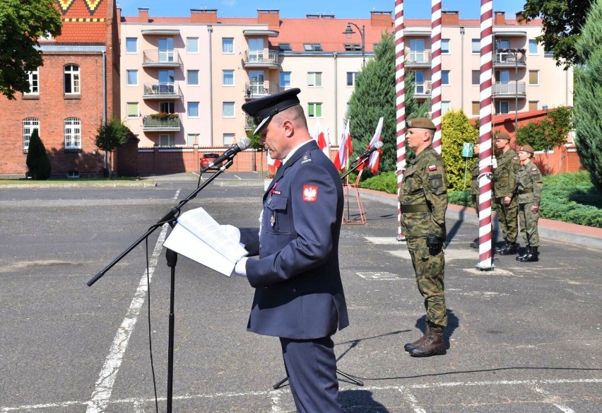 Malbork. Przysięga absolwentów klas wojskowych na zakończenie szkolenia w 71 Batalionie Lekkiej Piechoty