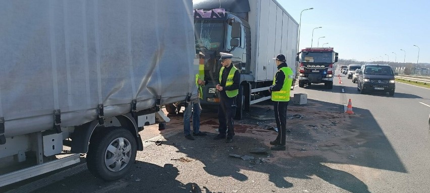 Wypadek na S7 w Krakowie. Kilka pojazdów wpadło na siebie, w tym jeden ciężarowy