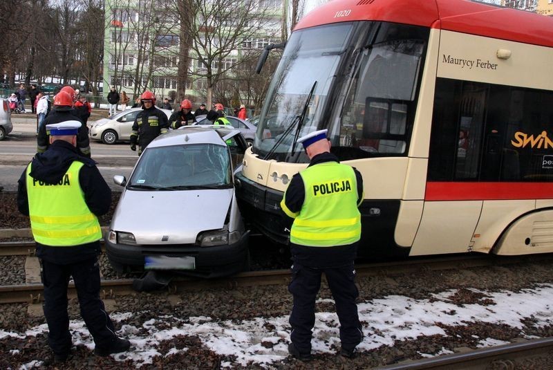 Gdańsk: Wypadek na skrzyżowaniu ul. Kartuskiej i Jasnej. Tramwaj zderzył się z samochodem FOTO/VIDEO