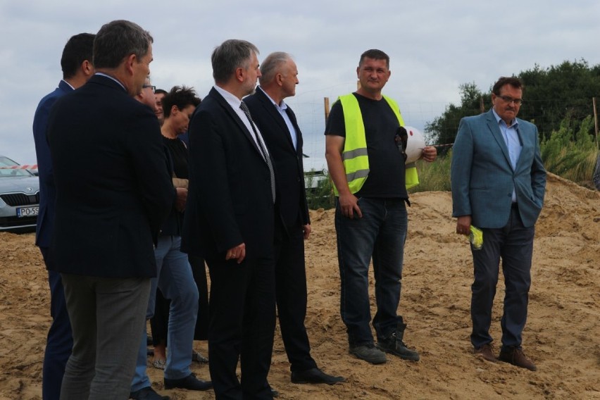 Marszałek odwiedził plac budowy gostyńskiej obwodnicy. To sztandarowy projekt województwa oczekiwany i zapowiadany od lat [ZDJĘCIA] 