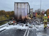 Pożar ciężarówki na drodze krajowej nr 94 pod Bolesławcem. Kierowcy stoją w korkach