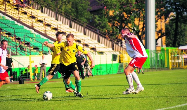 W pierwszym meczu GKS Katowice (żółte koszulki) przegrał z ŁKS-em Łódż, ale rozegrał niezłe spotkanie