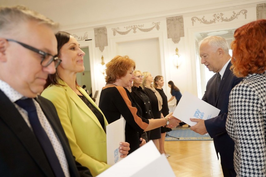 Legnica: Dzień Edukacji Narodowej. Nagrody dla dyrektorów szkół, nauczycieli, zdjęcia