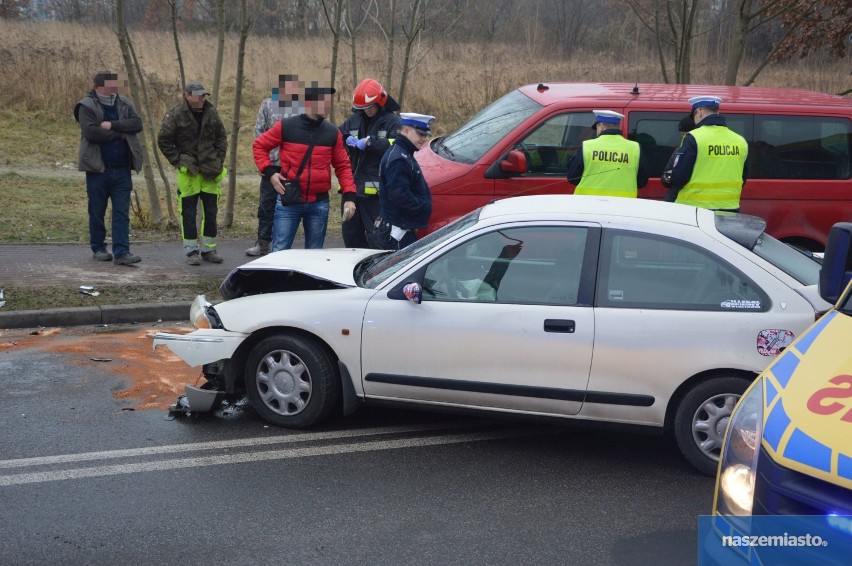 Wypadek na ul. Okrężnej we Włocławku. Zderzenie volkswagena z roverem [zdjęcia]