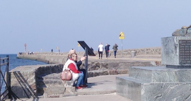 Ciepła, wiosenna pogoda zachęca turystów i mieszkańców regionu do spacerów nad morzem. Zobaczcie kilka zdjęć ze słonecznej Ustki.