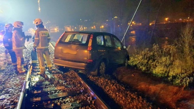 Osobowy ford utkwił na torach kolejowych w Muszynie