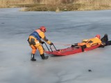 Mężczyzna topił się w stawie w Łasku. Uratowali go strażacy ZDJĘCIA