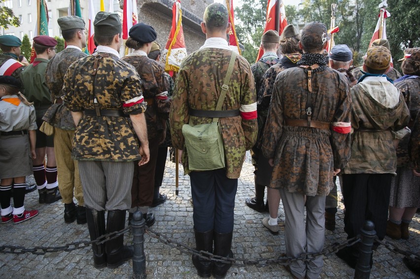 Marsz Pamięci Warszawa 2019. Oddali hołd ofiarom na Woli [ZDJĘCIA]