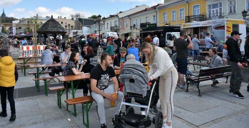 Żarciowozy zawitały do Chełma. Serwują dania z różnych stron świata. Mieszkańcy oblegali plac Łuczkowskiego. Zobacz zdjęcia