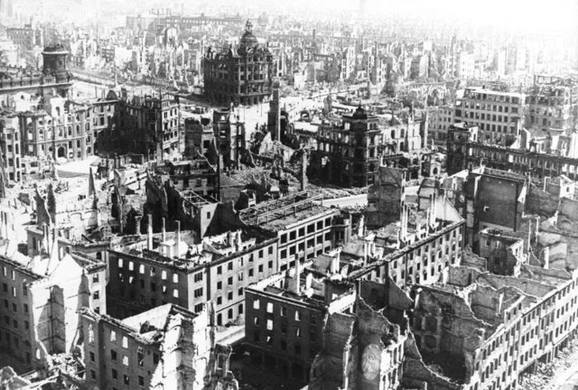 13 lutego 1945 &#8211; Lotnictwo alianckie zniszczyło nalotami dywanowymi Drezno; zginęło około 35 tysięcy osób.
