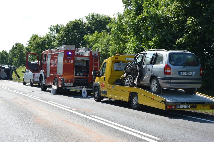 Wypadek na DK 12 w Poniatowie. Opel zafira zderzył się z...