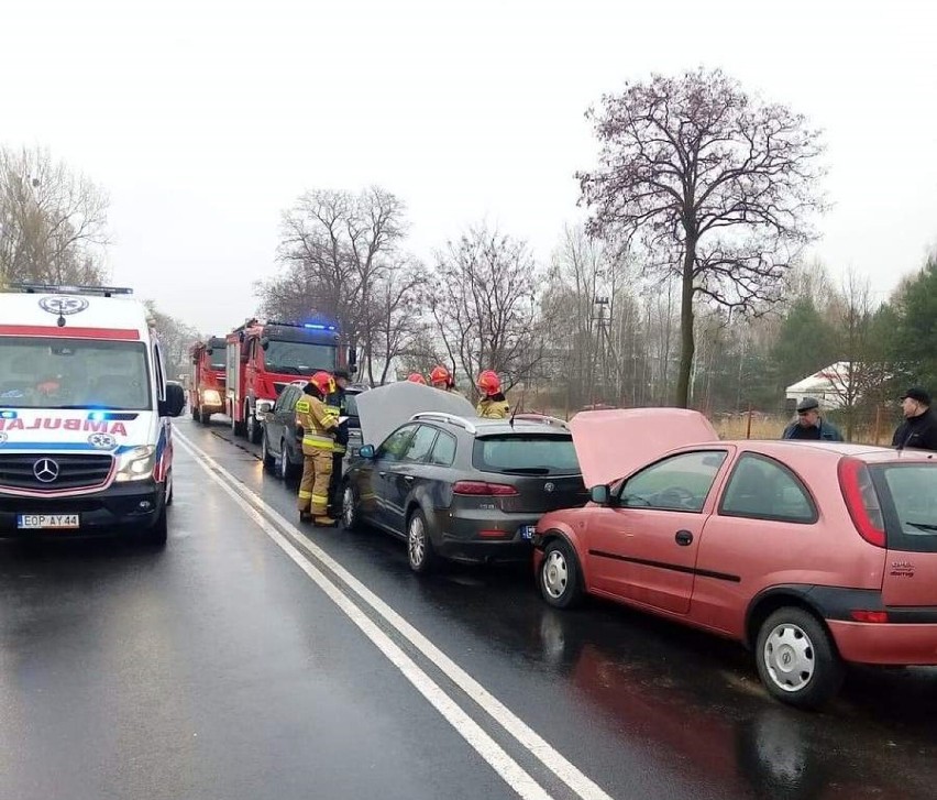 Kolejny wypadek na ul. Piotrkowskiej w Opocznie. Zderzyły się trzy osobówki [ZDJĘCIA]