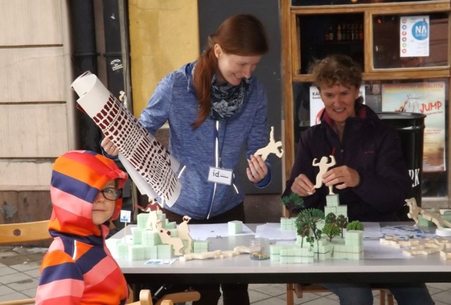 Ola, Jolanta Szymanowska, Danuta Krasnowska budują "Bodzentyńską marzeń" na makiecie przygotowanej przez Instytut Dizajnu.