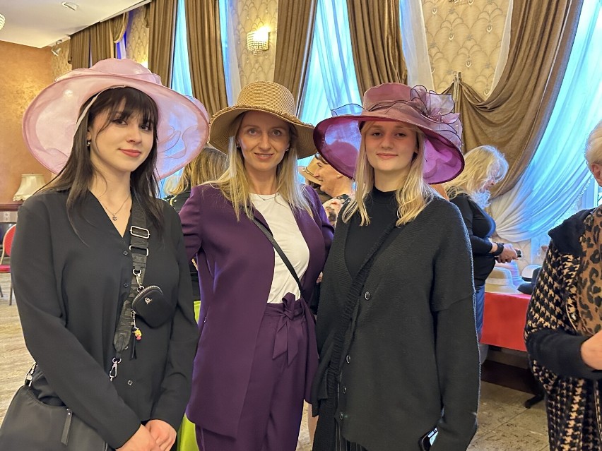 Burmistrz Koźminka ma ogromną kolekcję kapeluszy. Zaprezentowała je podczas Kulturalnej Środy. ZDJĘCIA