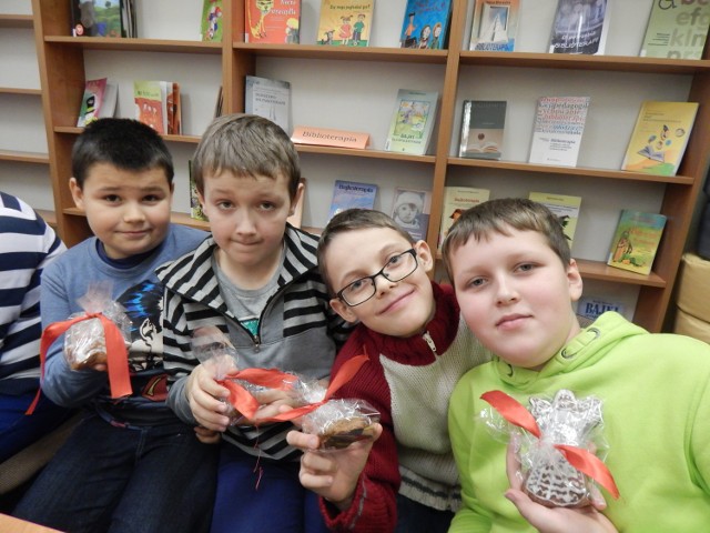 Grupy uczniów ze szkół podstawowych odwiedziły Pedagogiczną Bibliotekę Wojewódzką w Opolu. Celem ich wizyty było wielkie zdobienie pierników.