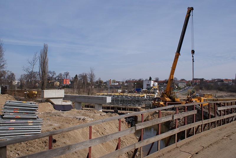 Kalisz: Trwa budowa nowego mostu na Swędrni wzdłuż ulicy Sportowej. ZDJĘCIA