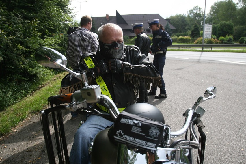 Katowice: Apteczki dla motocyklistów rozdawali policjanci. Mogą pomóc uratować życie - przypominali