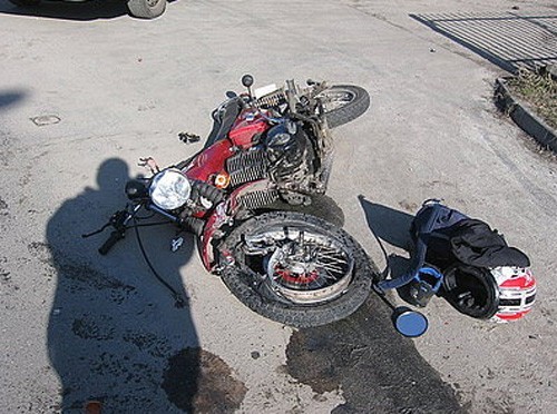 Wypadek w Lasowicach [ZDJĘCIA]. Dwóch nastolatków uderzyło motocyklem w busa