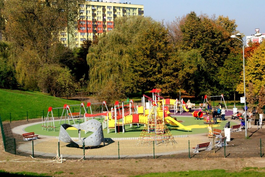Plac zabaw w śródmiejskim parku Hallera w Dąbrowie Górniczej...