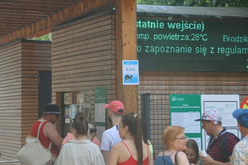 Weekendowe kolejki na basen w Powsinie