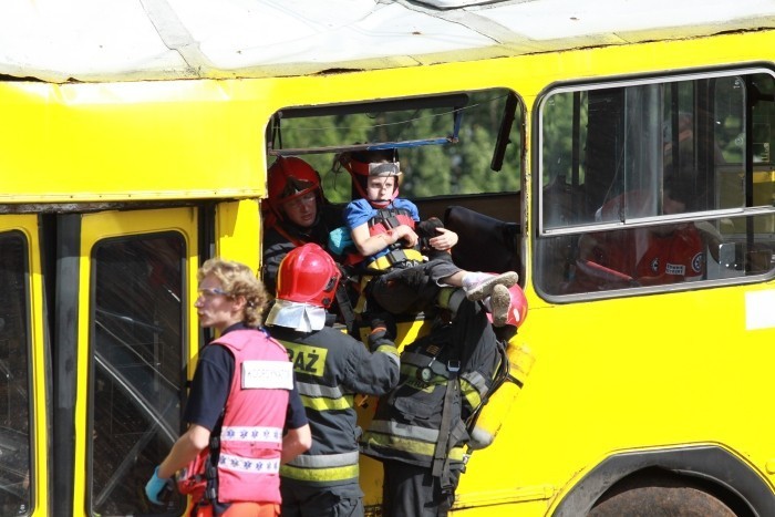 Pierwsza w Polsce symulacja zderzenia pociągu z autobusem, ZDJĘCIA I FILM