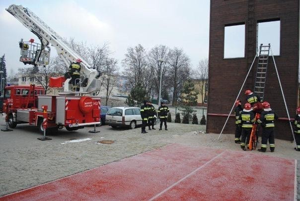 Podczas pozorowanej akcji ratowniczo – gaśniczej strażacy...