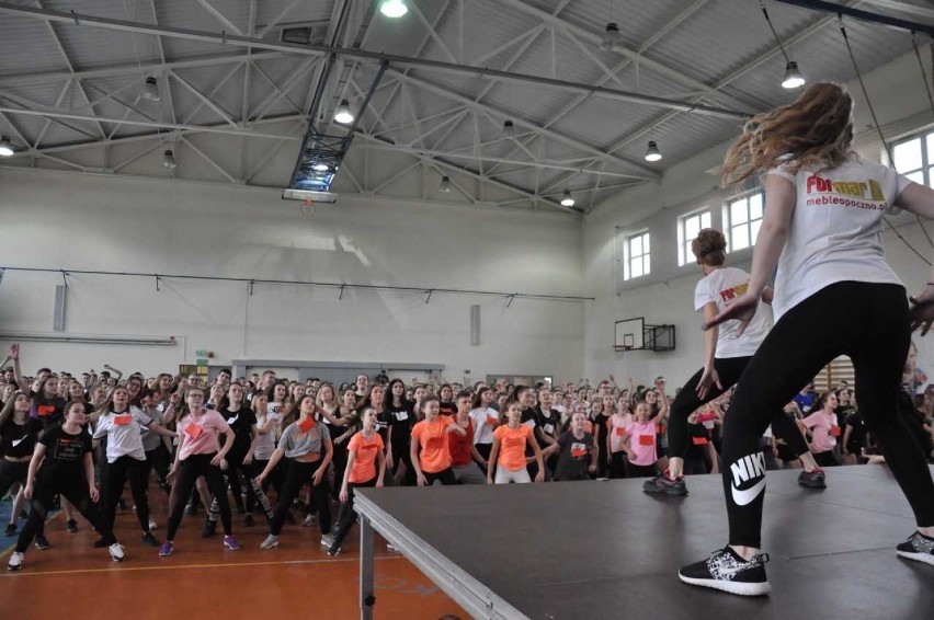X Jubileuszowy Maraton Fitness w Opocznie - 600 tańczących i wspierających kolegę (Foto)