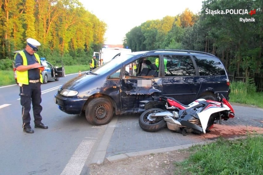 Wypadek na Tkoczów w Rybniku. Volskwagen uderzył w motocyklistę
