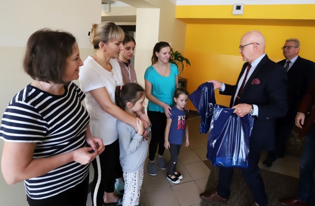 Rektor Uniwersytetu Technologiczno-Humanistycznego Sławomir Bukowski (drugi z prawej) wręczył uchodźcom małe upominki na przywitanie w Radomiu.