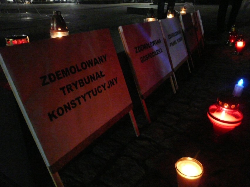 „Stop dewastacji Polski” - manifestacja KOD w Sieradzu