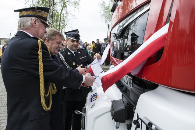 Dzien Strażaka w Tucznawie był w tym roku wyjątkowy, nowy wóz oficjalnie jest już na wyposażeniu ochotników