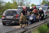 Gniezno. Wypadek na Kostrzewskiego. Doszło do zderzenia motocyklisty i samochodu osobowego