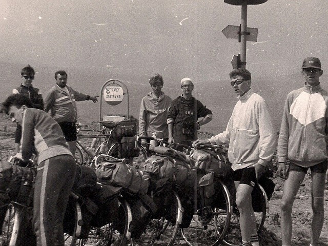 Rowerzyści podczas jednej z wędrówek po Czechosłowacji w 1988 roku