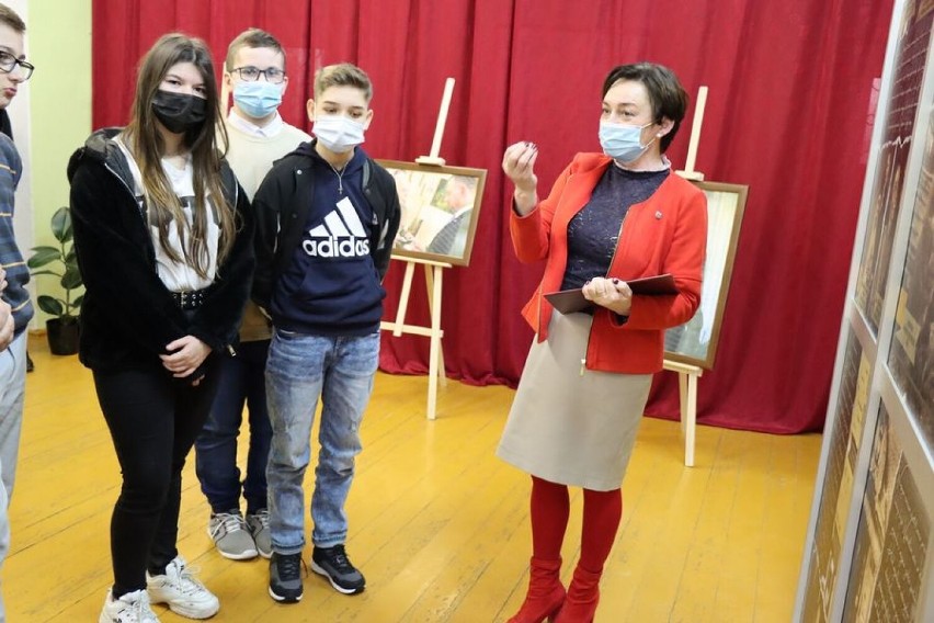 Wystawa "Żołnierz Niezłomny" w Suchym Dębie. Uczniowie lokalnej szkoły poznali historię narodowego bohatera