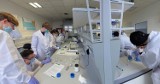 Wrocławscy licealiści uczą się jak zrobić aspirynę i jak działa tomograf. Warsztaty w Łukasiewicz Port