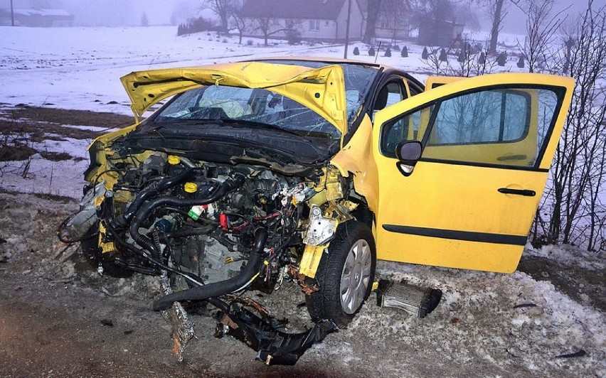 Jedna osoba, kobieta kierująca renault, została ranna w...