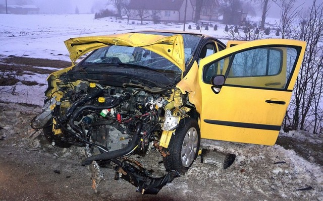 Jedna osoba, kobieta kierująca renault, została ranna w niedzielnym wypadku na trasie Egiertowo - Połęczyno.