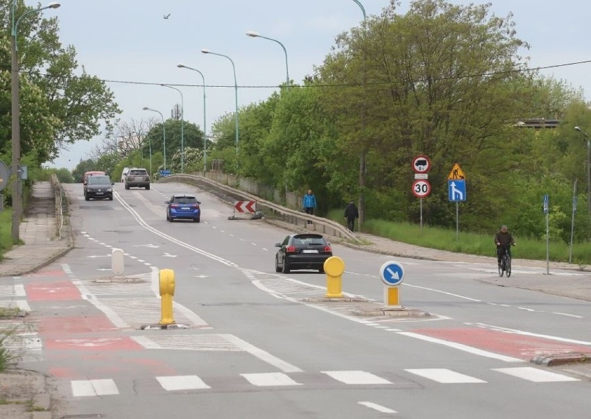 Teraz piesi i rowerzyści korzystają z wiaduktu w ciągu ulicy...