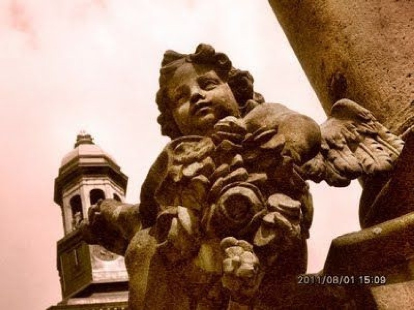 Aniołek siedzący u podnóża kolumny. fot. Anna Jełłaczyc