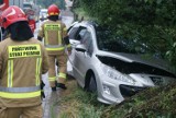 Wypadek w Kaliszu. Na ulicy Poznańskiej auto uderzyło w słup energetyczny i płot. ZDJĘCIA